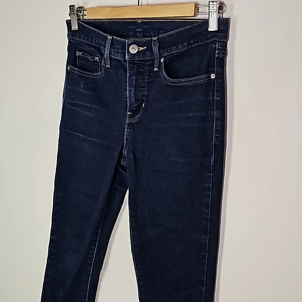 LEVI'S dark wash 27x30 skinny jeans - Picture 2 of 6